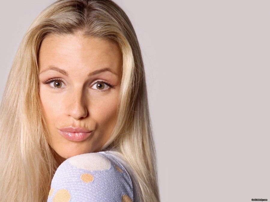 Provino Hot Per Michelle Hunziker Bigodino