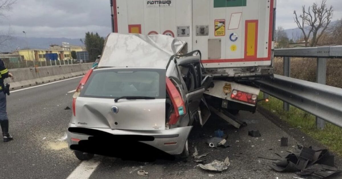 Donna di 76 anni finisce con l auto sotto un camion è morta Bigodino