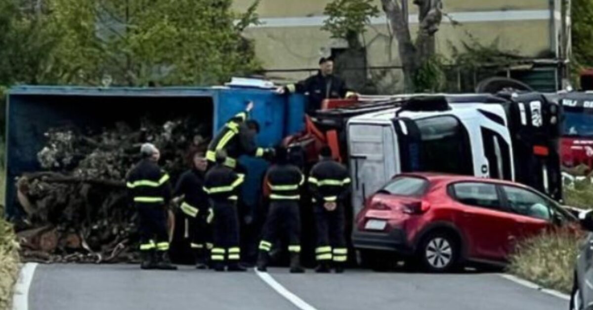 Scontro Tra Tir E Un Auto Strada Viene Chiusa Al Traffico Il