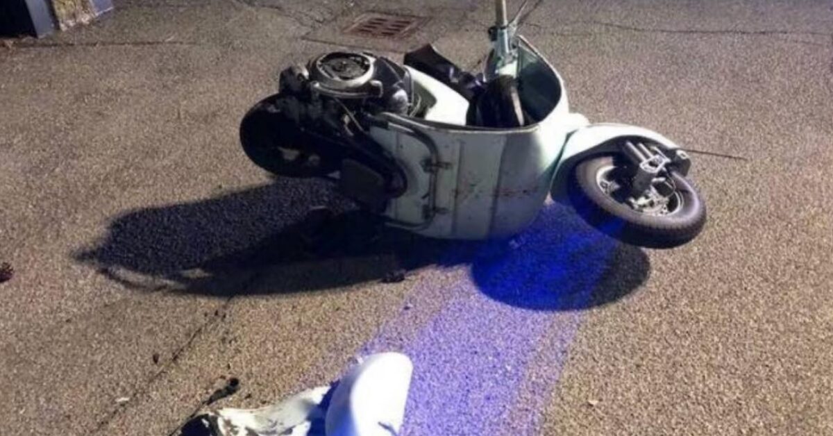 Scooter si scontra frontalmente contro un auto la vittima è un 16enne