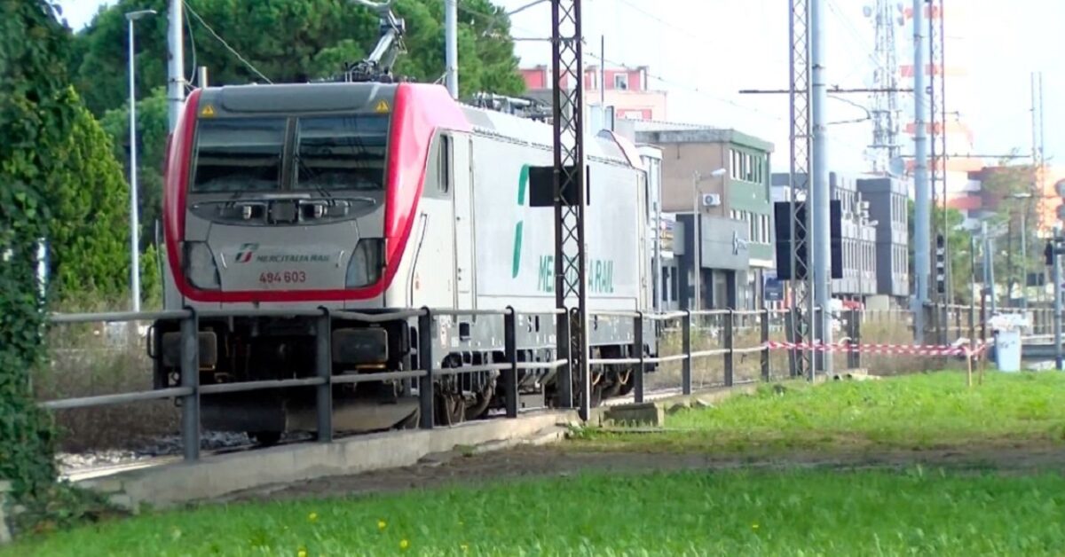 Bimba Di Anni Investita Da Un Treno Il Macchinista Del Mezzo Rompe