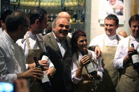 Oscar Farinetti tra gli Chef durante Identità Golose