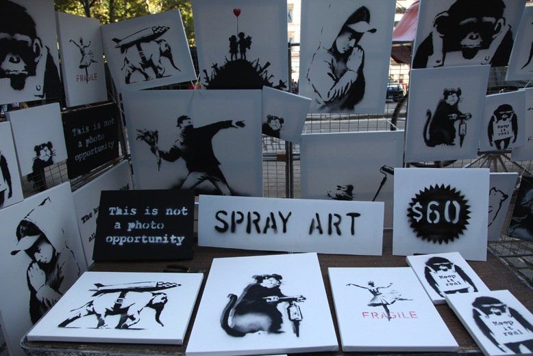 Tele originali di Bansky su una bancarella di Central Park: l’arte che fa notizia