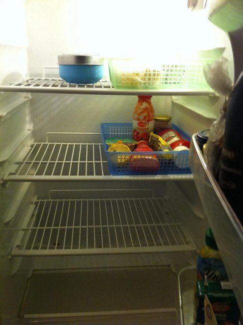 il mio frigo SEMPRE vuoto, che io sia malamamma oppure no...