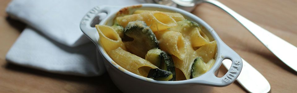 Pasta con zucchine cremose in cocotte