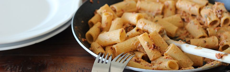 Pasta al pesto rosso ai pomodori secchi: sapore d’estate