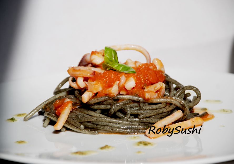 Ricetta in 5 mosse: spaghetti al nero di seppia con pomodoro e calamari