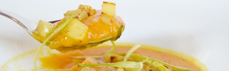 Ricetta vegana: vellutata di zucca e porri con patate al rosmarino