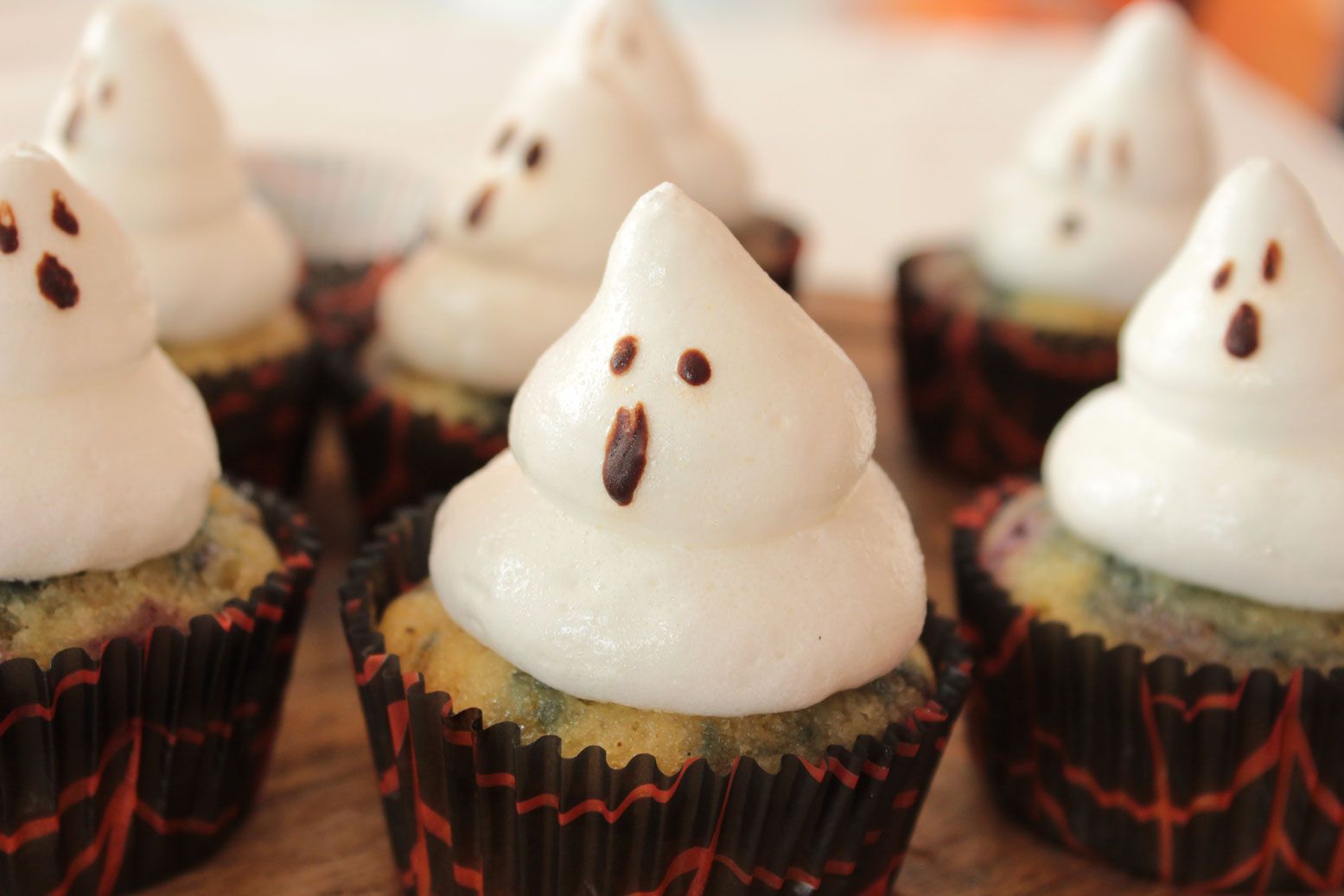 Cupcakes di Halloween: spaventosi fantasmini con yogurt e cioccolato!