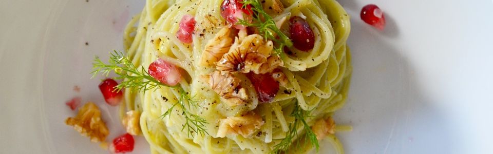 Spaghetti di quinoa con crema di finocchio e melograno: un primo vegano per il pranzo di Natale