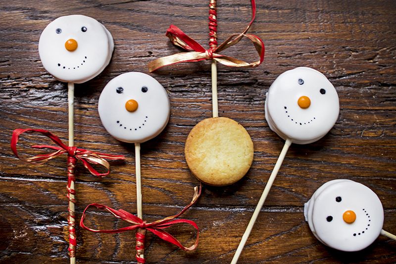 Pupazzi di neve allo zenzero fresco, ganache al cioccolato bianco e lime con ghiacchia reale