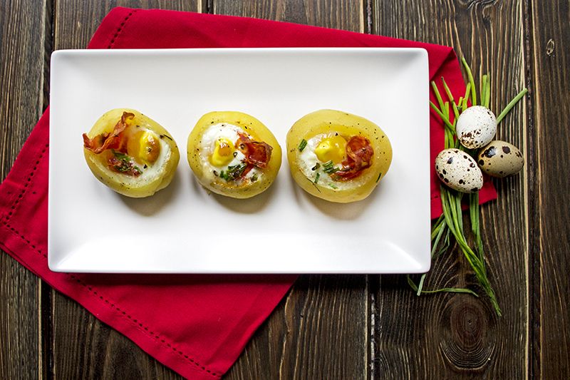 Cestini di patate con uova di quaglia, camembert, erba cipollina e salamino piccante