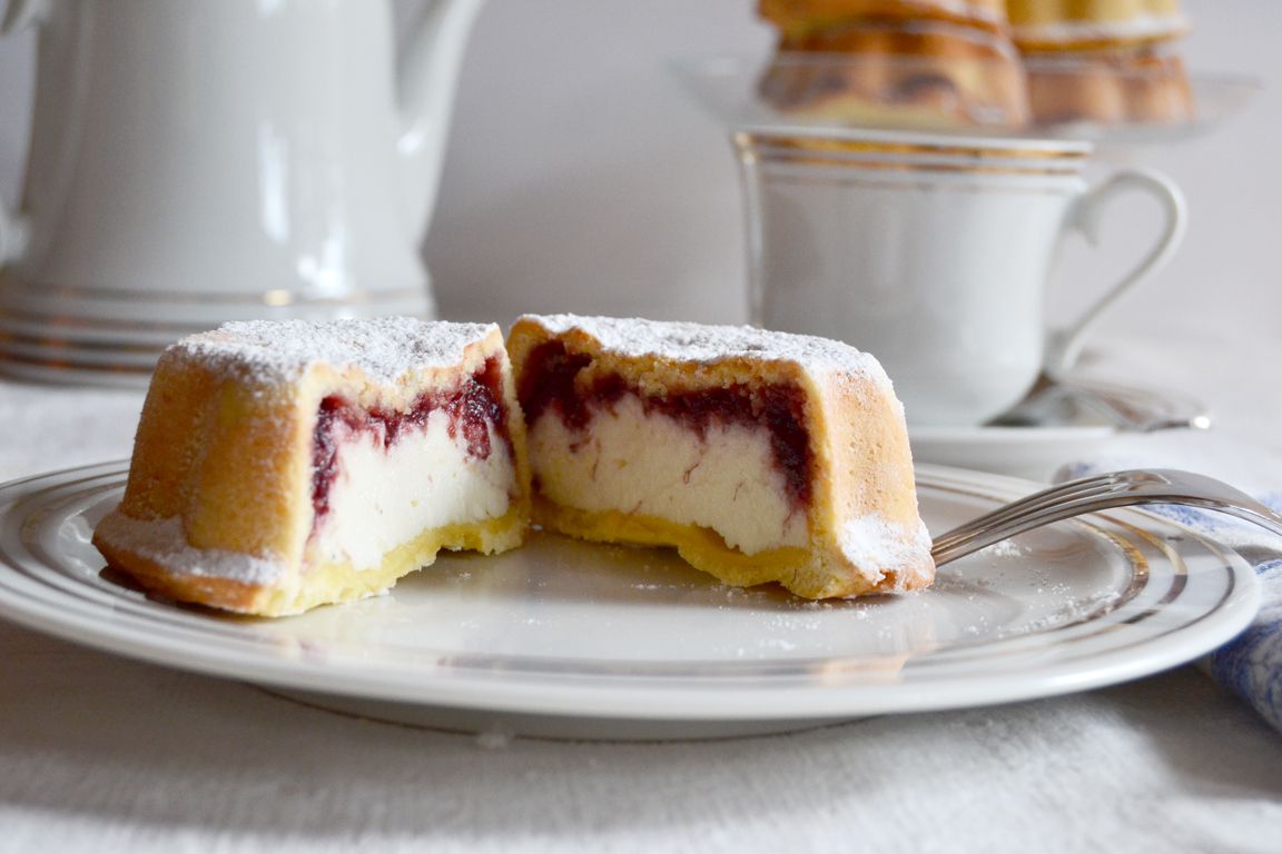 Crostatine ripiene di ricotta e marmellata ai lamponi