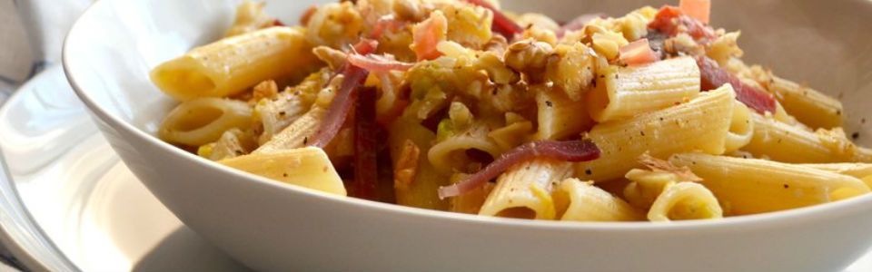 Ricetta in cinque mosse: penne verza, speck e noci