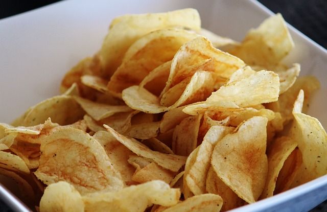 Gli snack dovrebbero essere considerati come il fumo di sigaretta