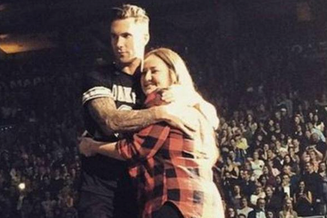 Maroon5: Adam Levine colpisce una fan in testa col microfono