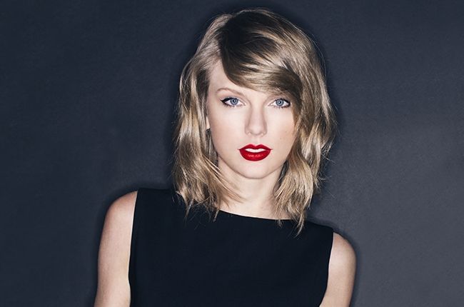 Taylor Swift compra due domini porno a suo nome