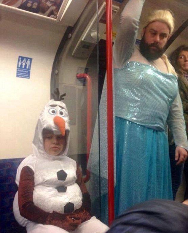 Il papà che si veste da Elsa per la figlia fanatica di Frozen