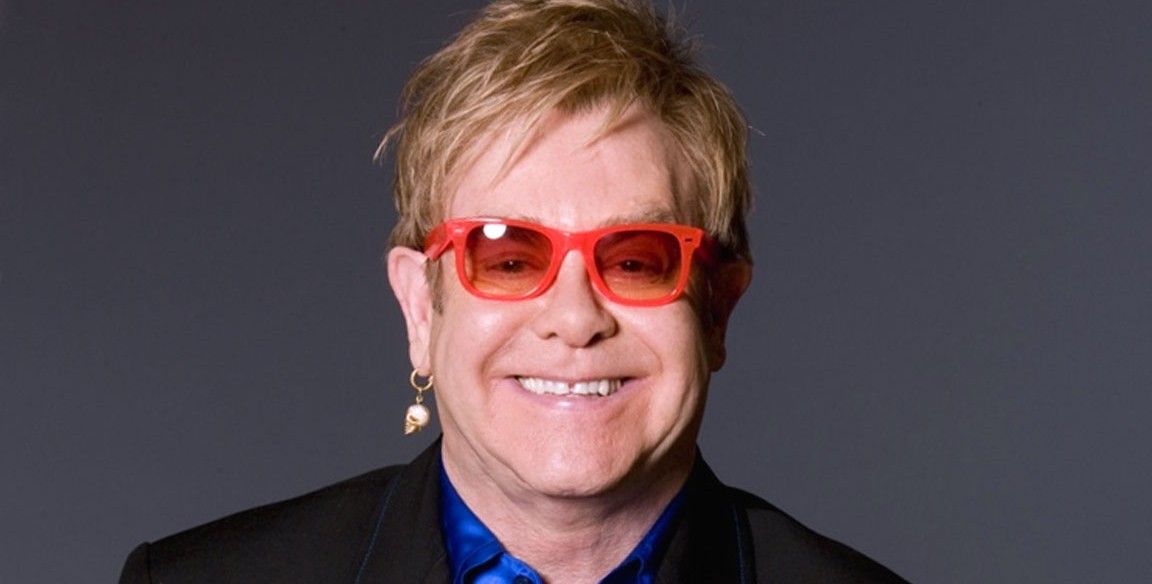 Elton John: hanno rubato gli occhiali a forma di cuore