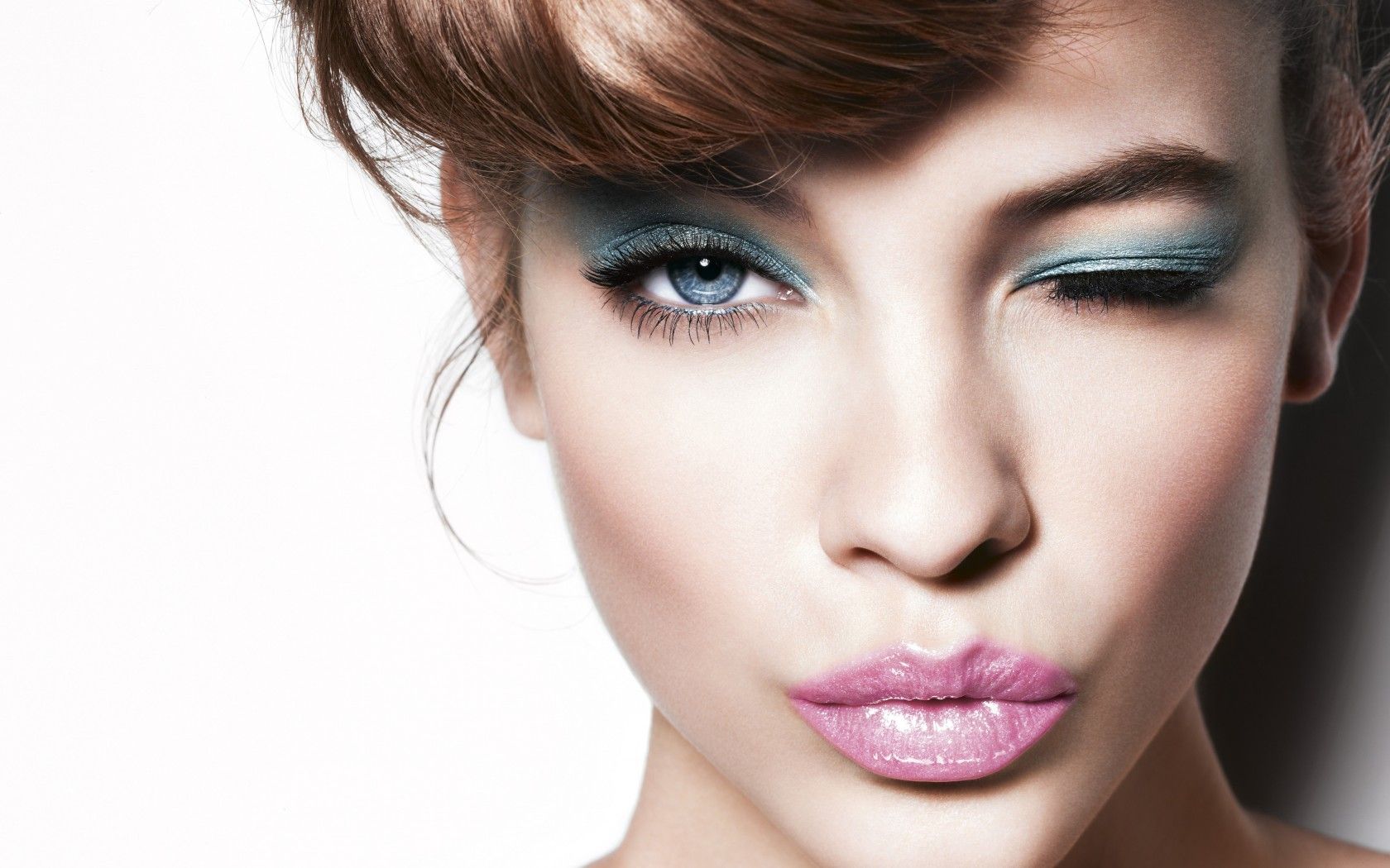 4 segreti per ringiovanire con il make-up estivo