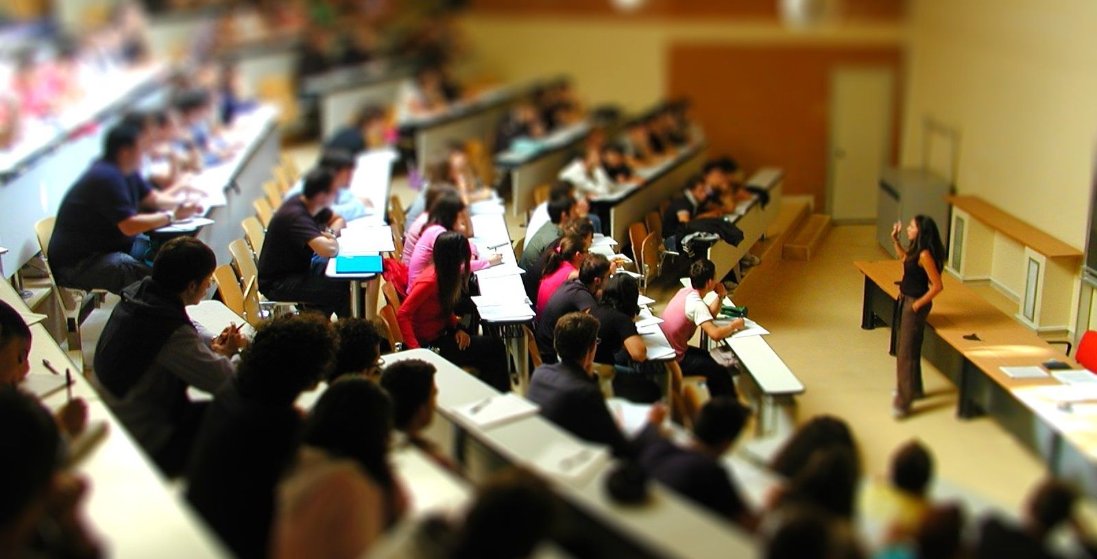 Studentessa va a lezione col figlio, ma lui piange