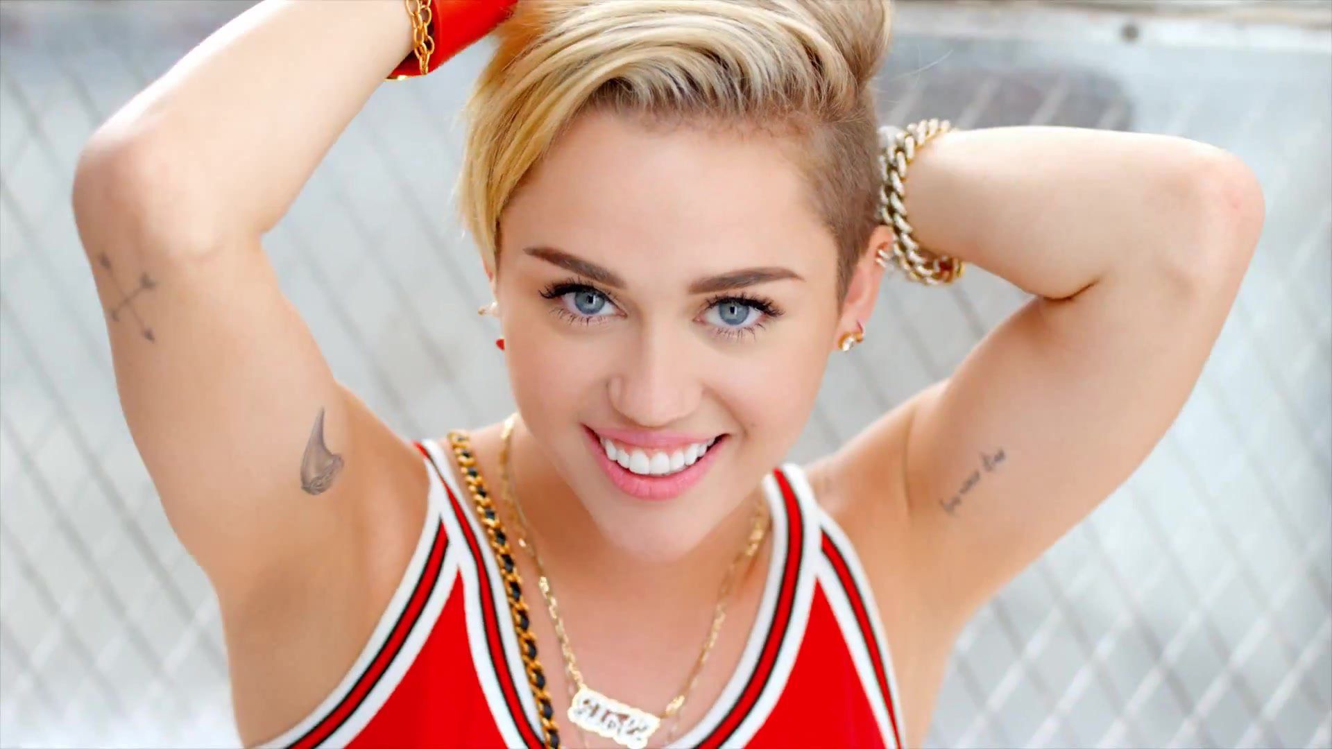 Miley Cyrus conduce gli Mtv Video Music Awards 2015