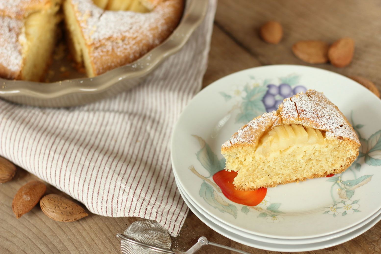 La ricetta della torta alle mandorle e pere