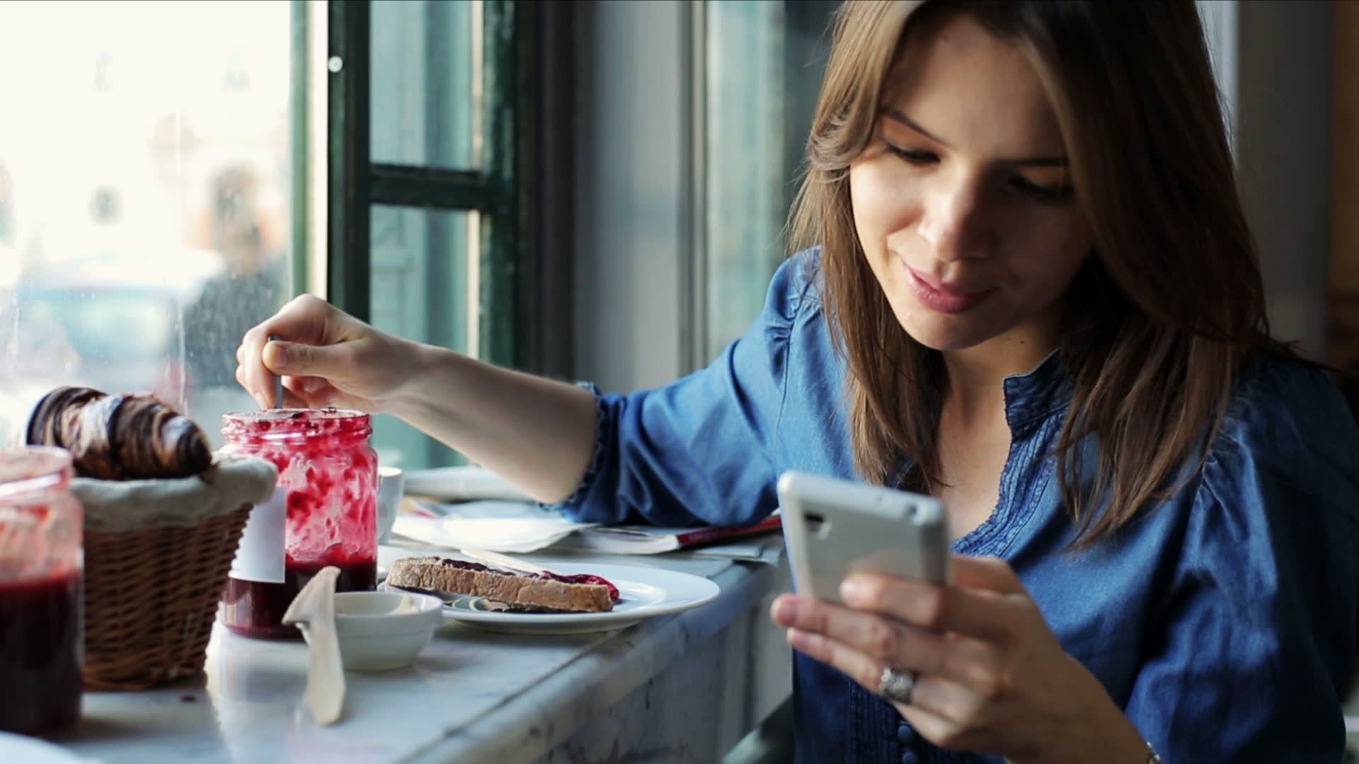 Quanto siamo dipendenti dagli smartphone? Le foto che lo svelano!