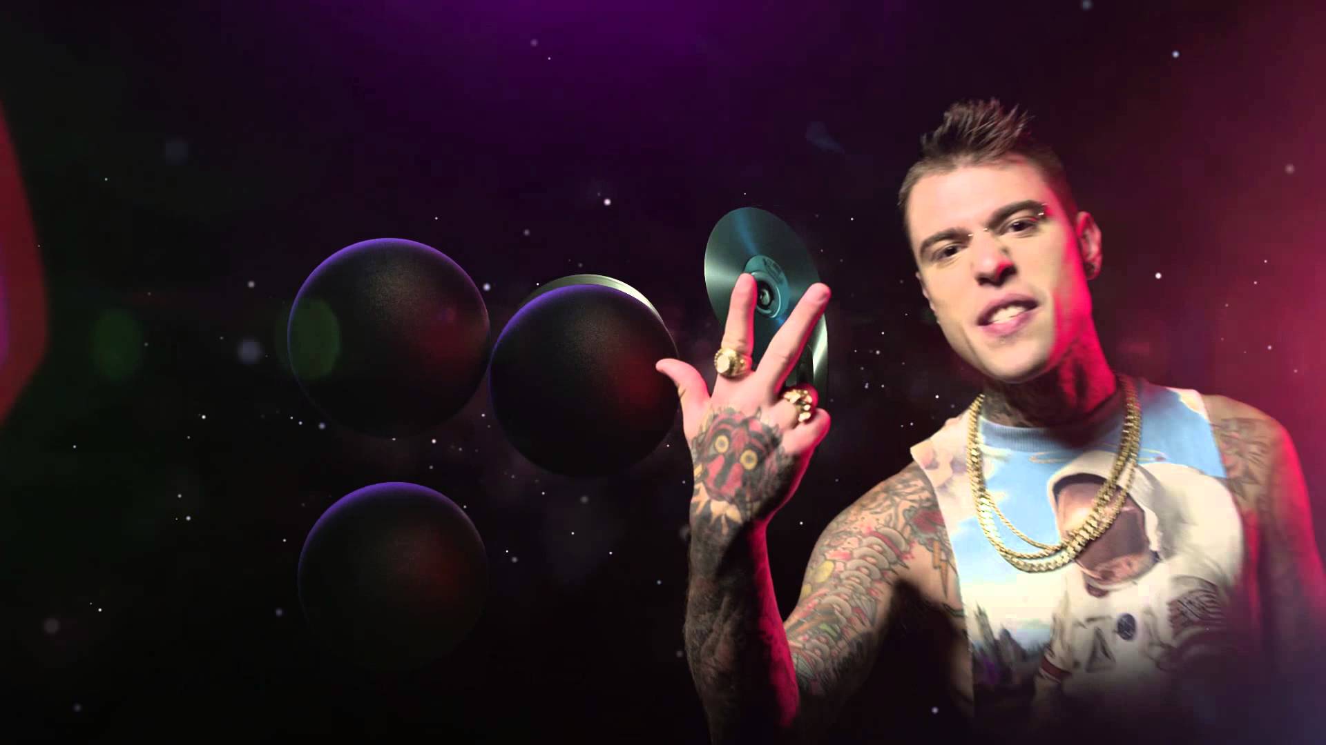 Fedez gay? Gambe scambiate per un sedere maschile: la gaffe!