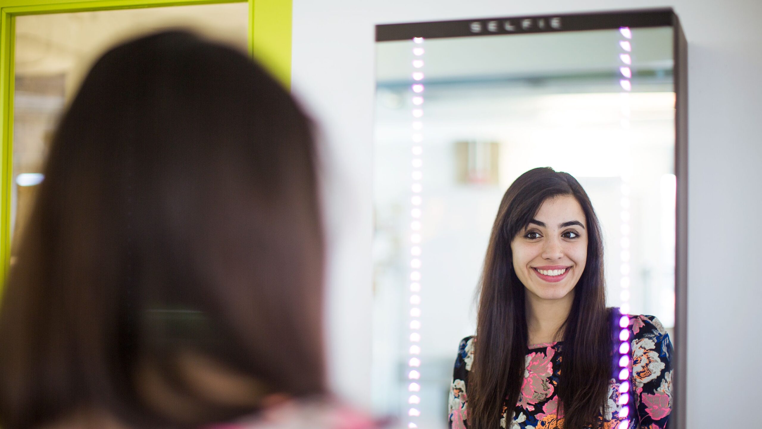 Selfie Mirror, lo specchio per farsi i selfie