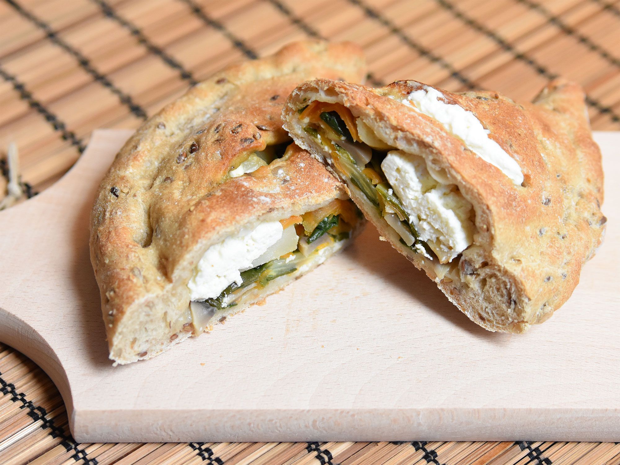 Calzone con porro, verdure miste e caprino