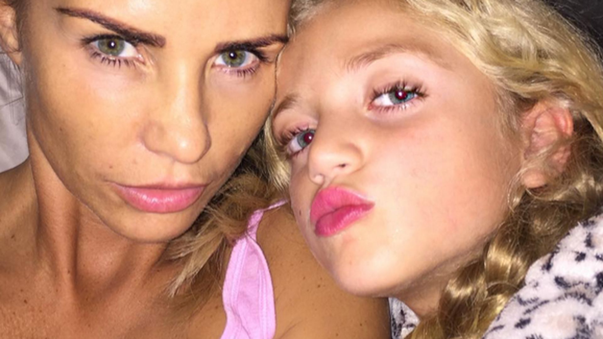 Katie Price trucca la figlia di 8 anni: le foto che fanno infuriare il web