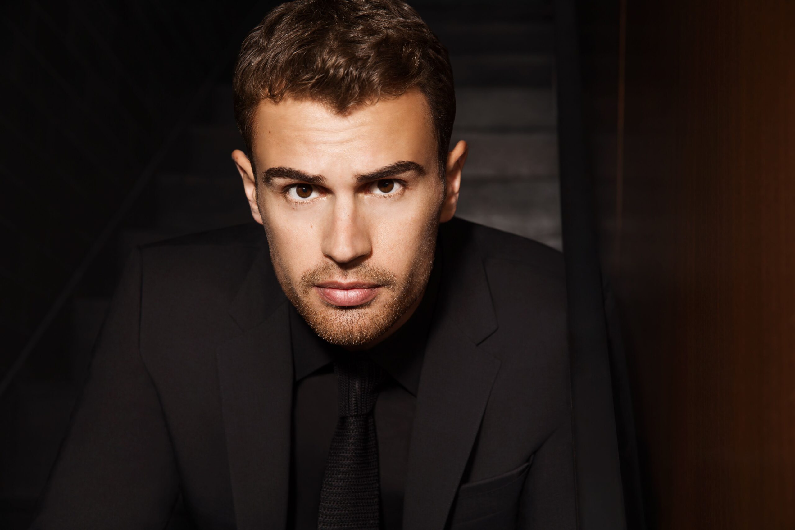 Theo James: 5 cose che forse non sai sulla star di Allegiant