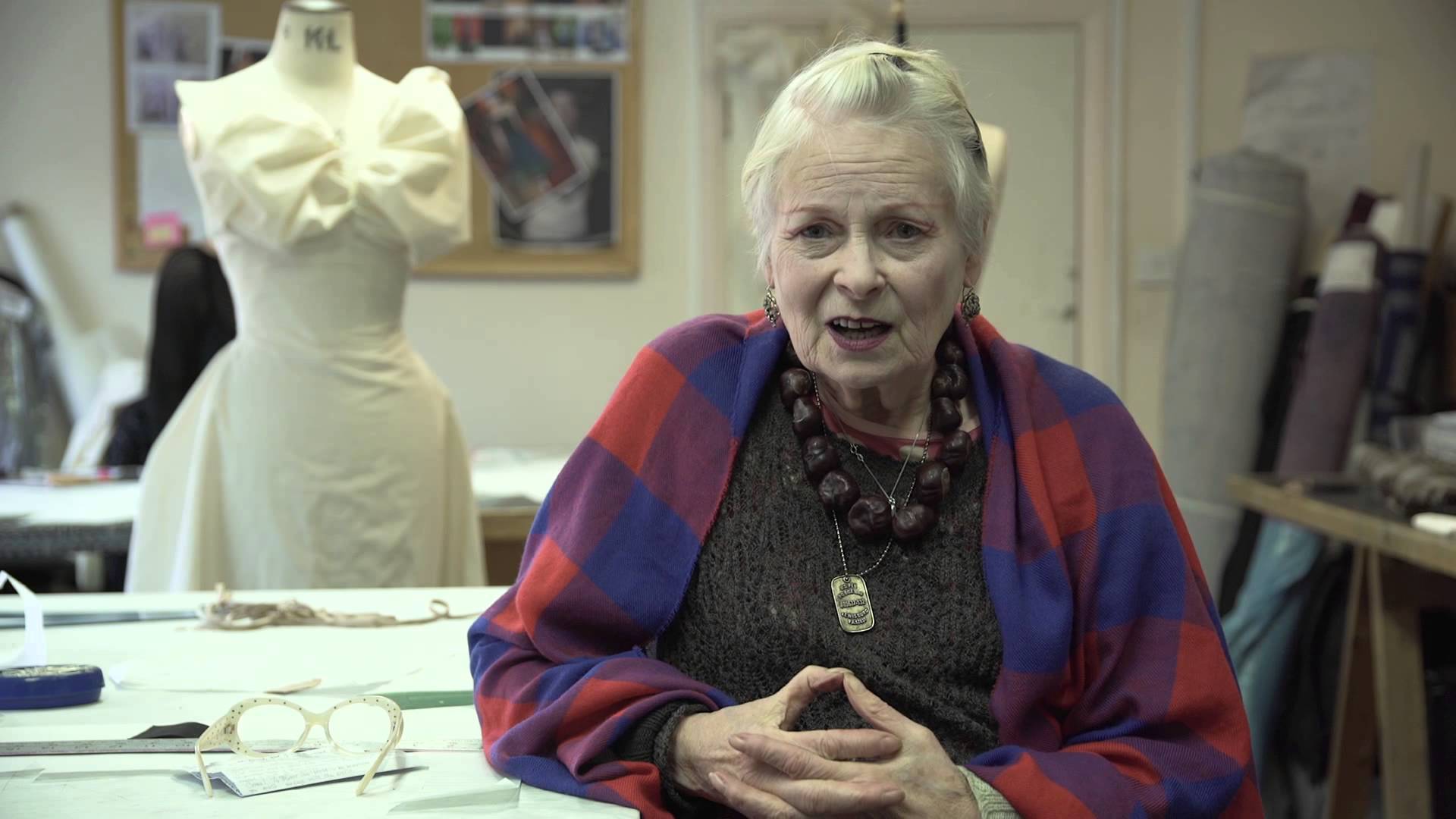 Modella perde il vestito in passerella: la reazione di Vivienne Westwood è unica