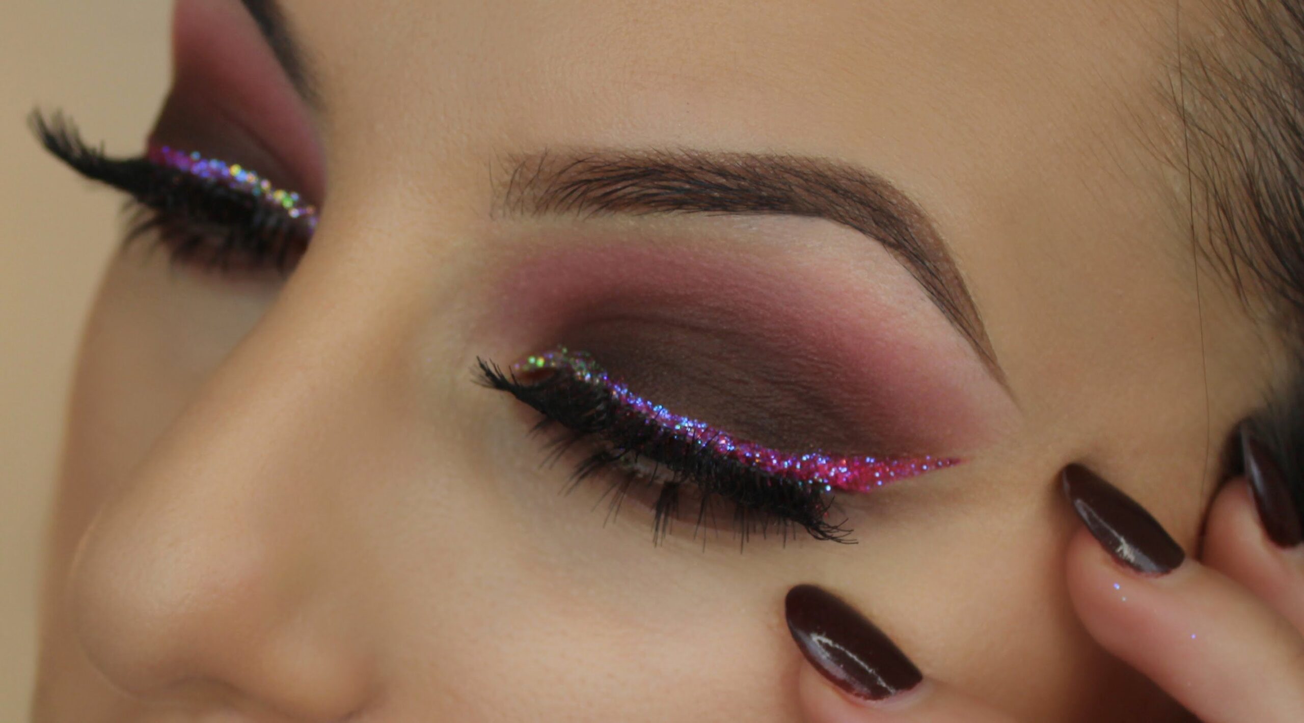 Make up tutorial: smokey eye con eyeliner glitterato (video)