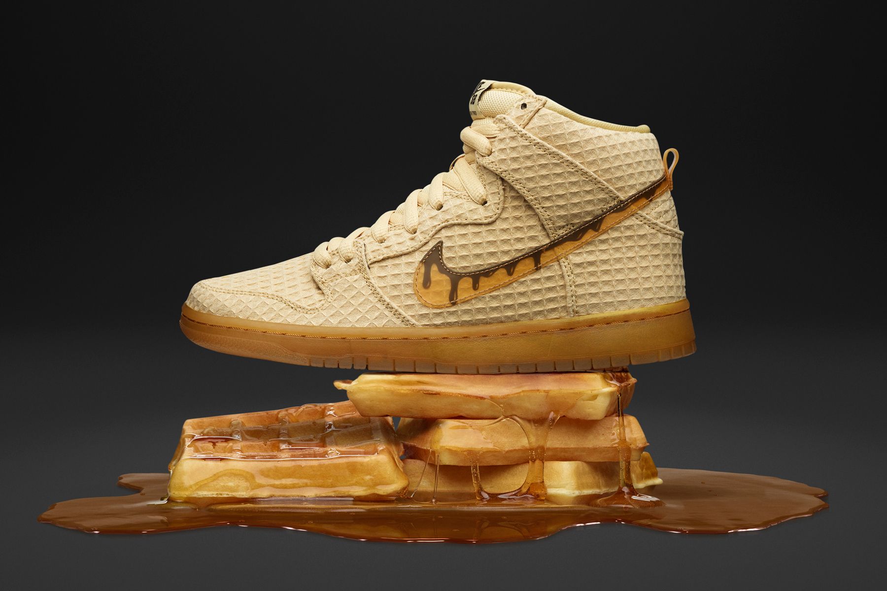 Nascono le nuove scarpe Nike ispirate alla ricetta del pollo con waffles