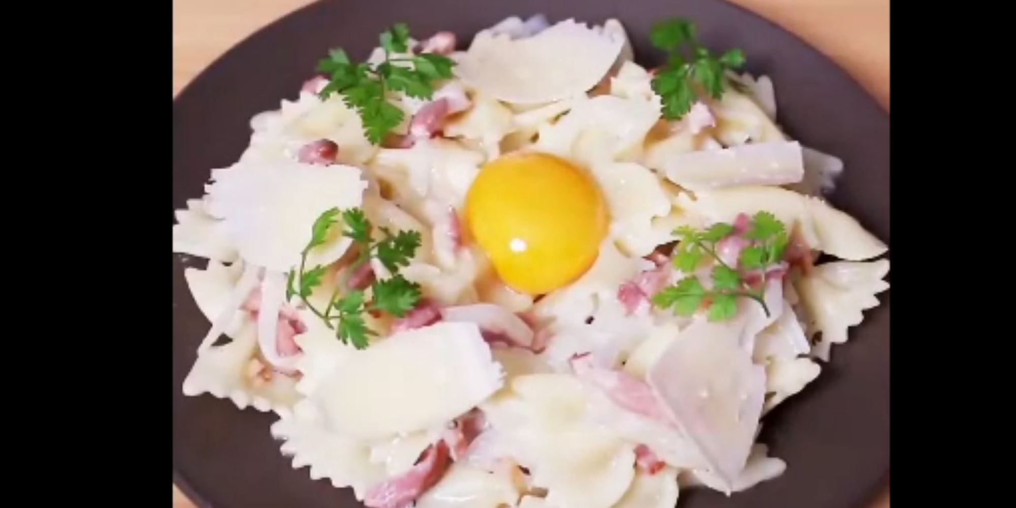 Pasta alla carbonara francese: il video che vi farà accapponare la pelle