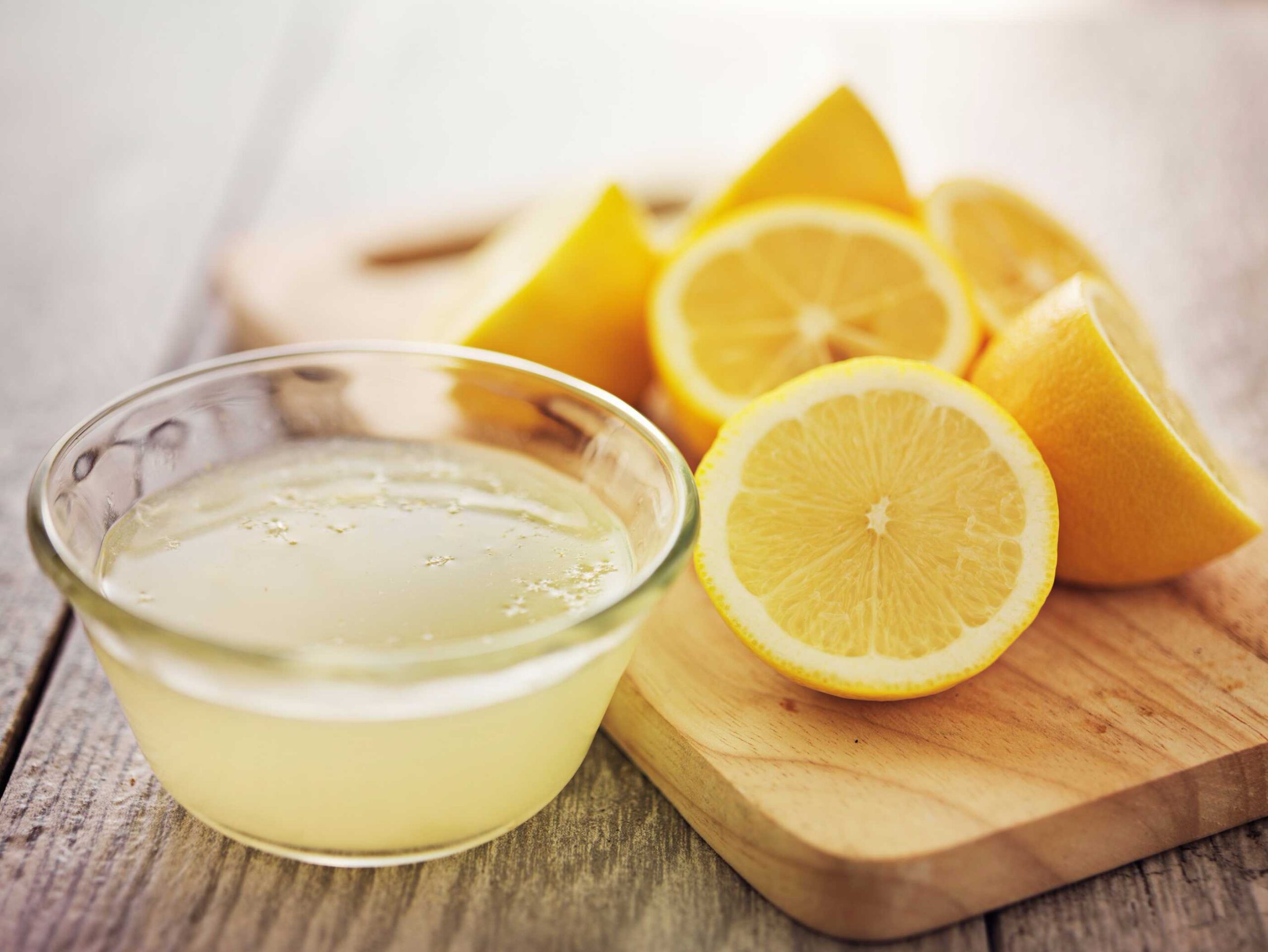 Come pulire il microonde con un limone