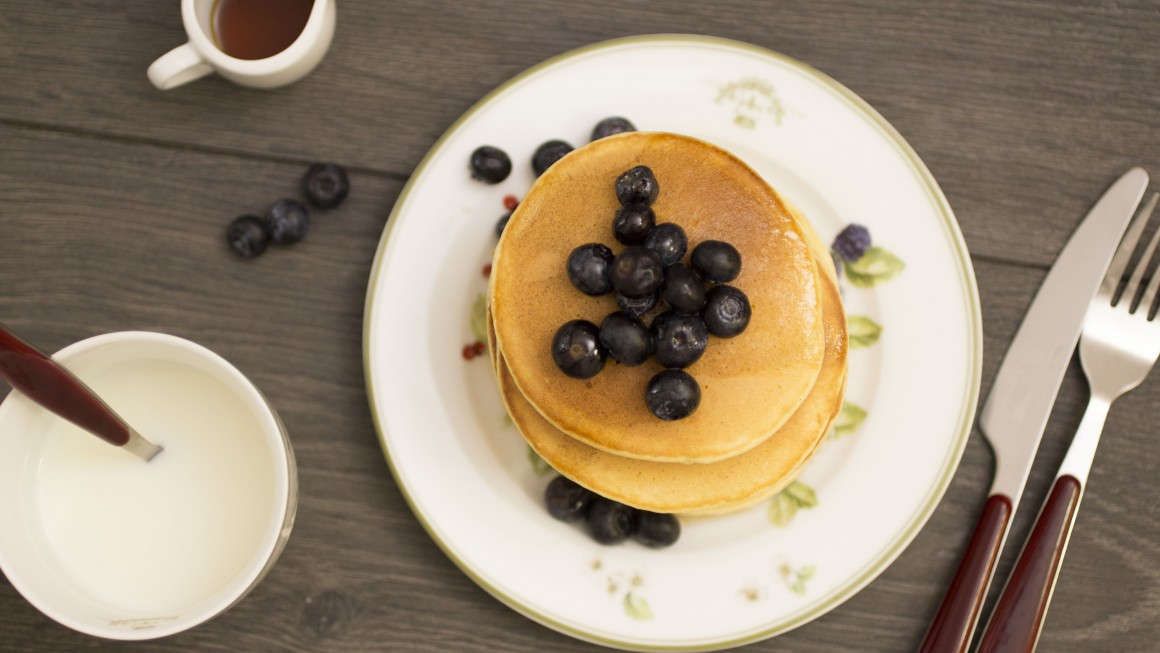 La golosa ricetta dei pancakes alla vaniglia con sciroppo d’acero e mirtilli