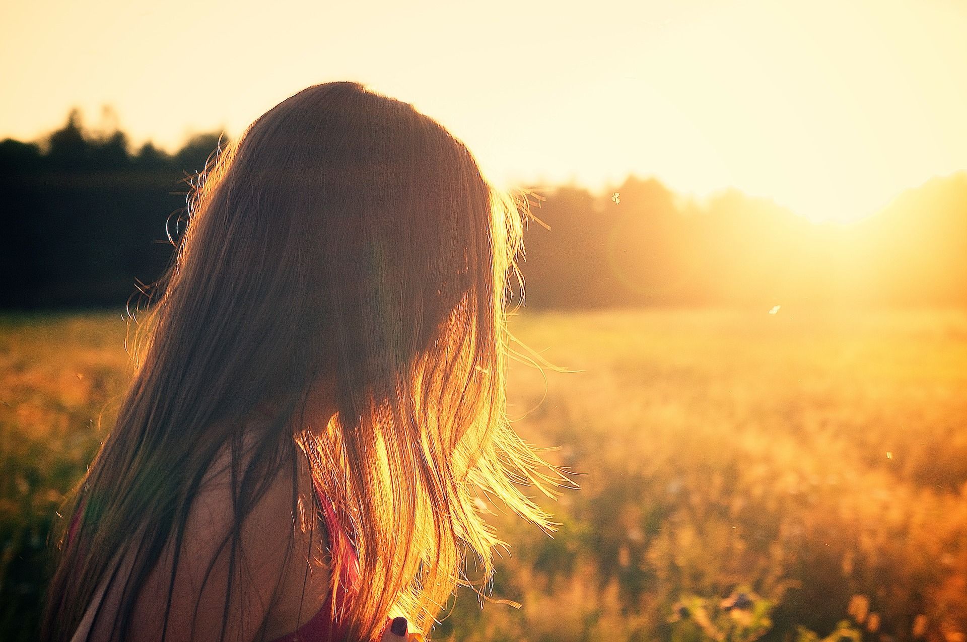 Come evitare che i capelli perdano il loro colore con l’esposizione al sole