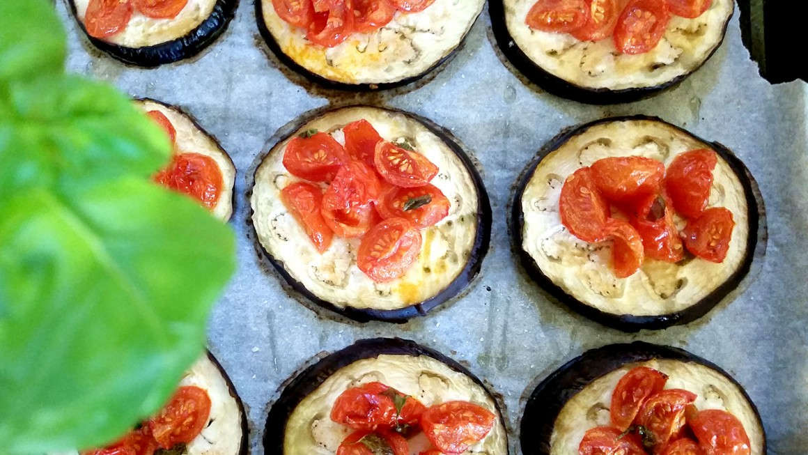 La ricetta semplice delle melanzane al forno con ...