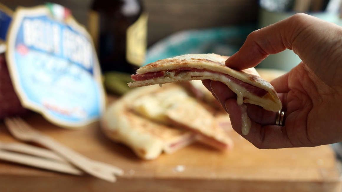 La ricetta facile e gustosa della focaccia ripiena in padella