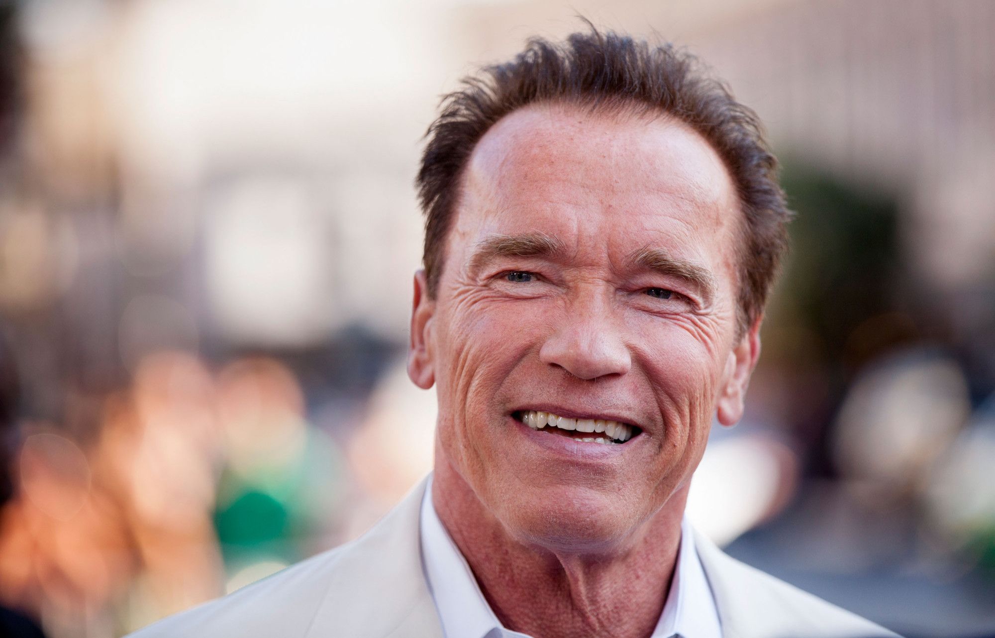 Arnold Schwarzenegger va a Pisa e raddrizza la torre pendente