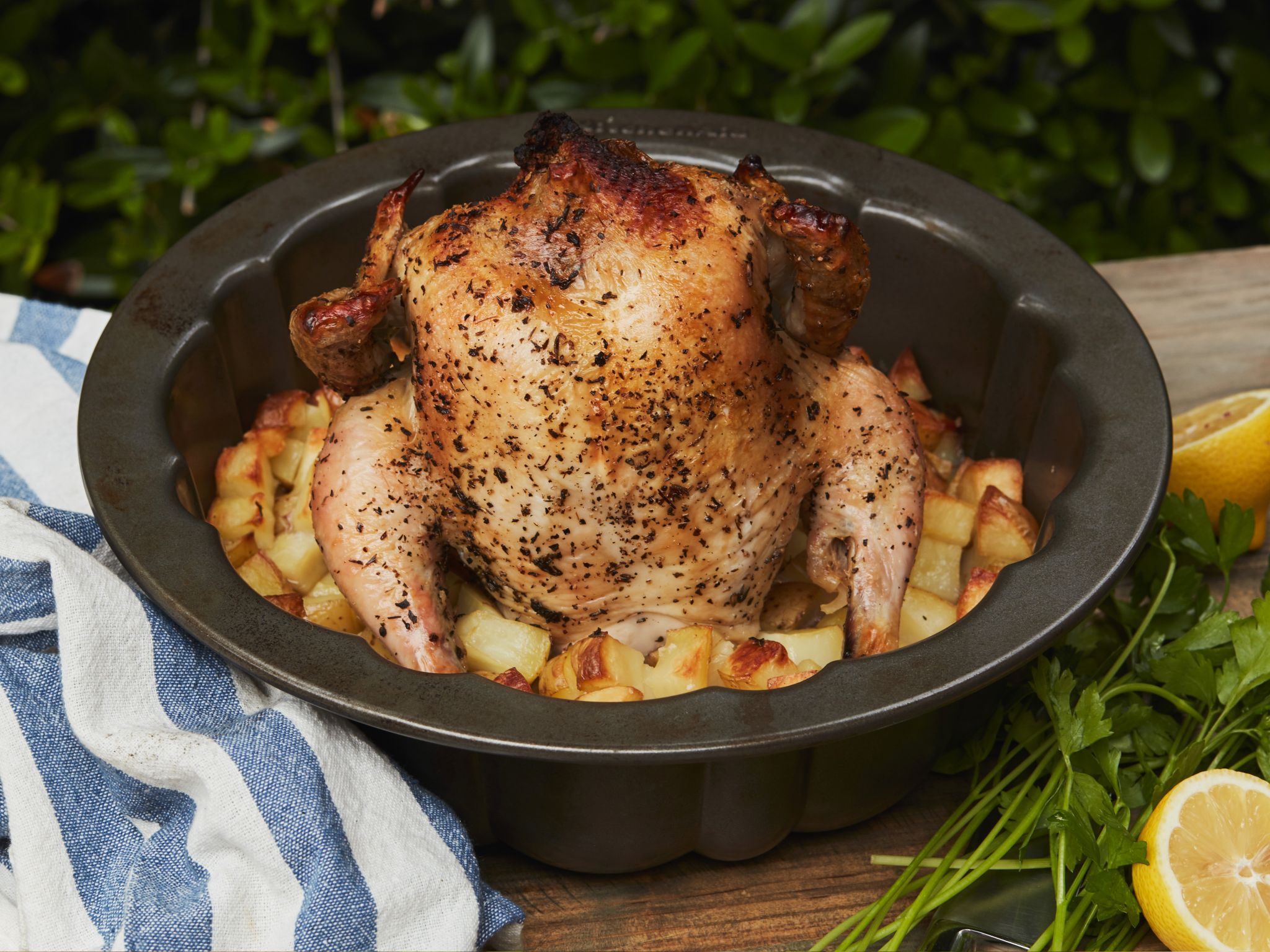 Un pollo arrosto croccante cucinato nello stampo per ...