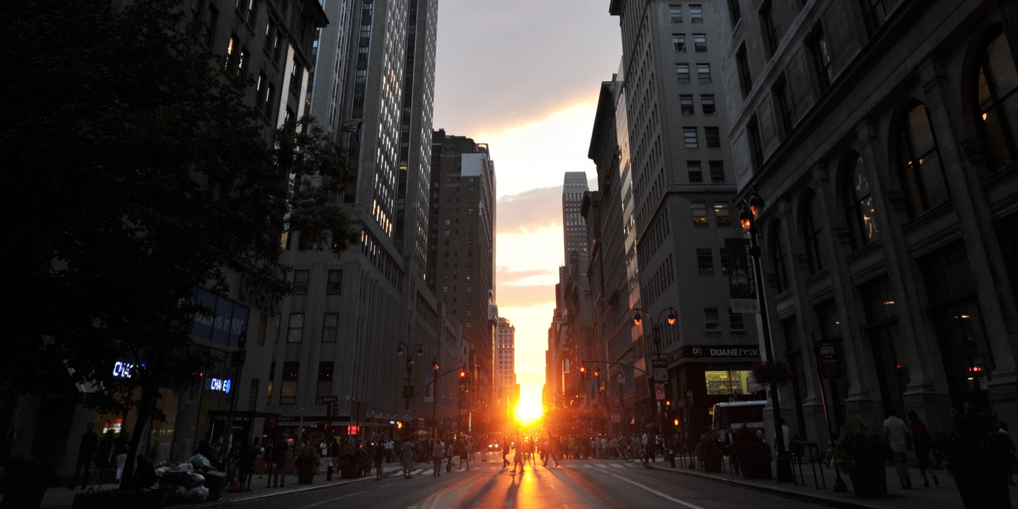 Lo spettacolo del sole allineato con le strade di Manhattan