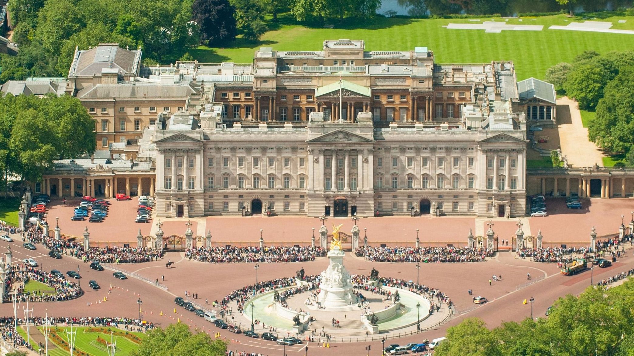 La super offerta di lavoro a Buckingham Palace - Bigodino