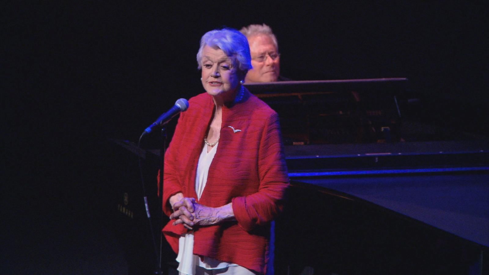 Angela Lansbury canta La Bella e la Bestia e incanta tutti