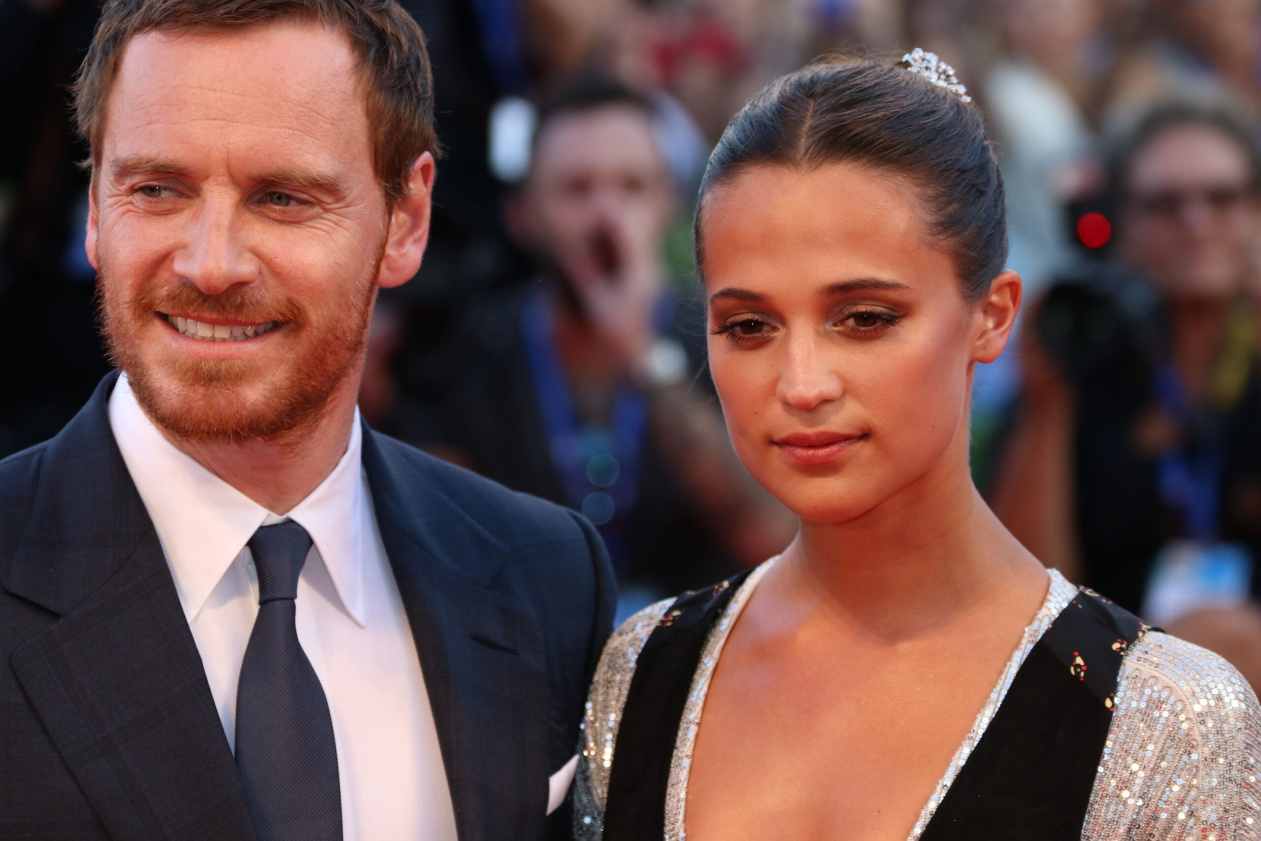 Alicia Vikander a Venezia 2016 con il fidanzato Michael Fassbender e un abito “da contadinella”