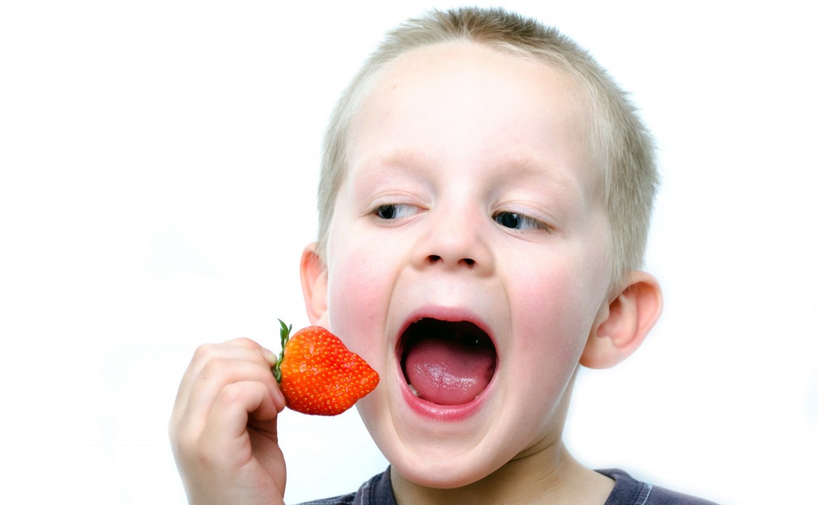 Come far mangiare la frutta ai bambini: ecco 5 trucchi