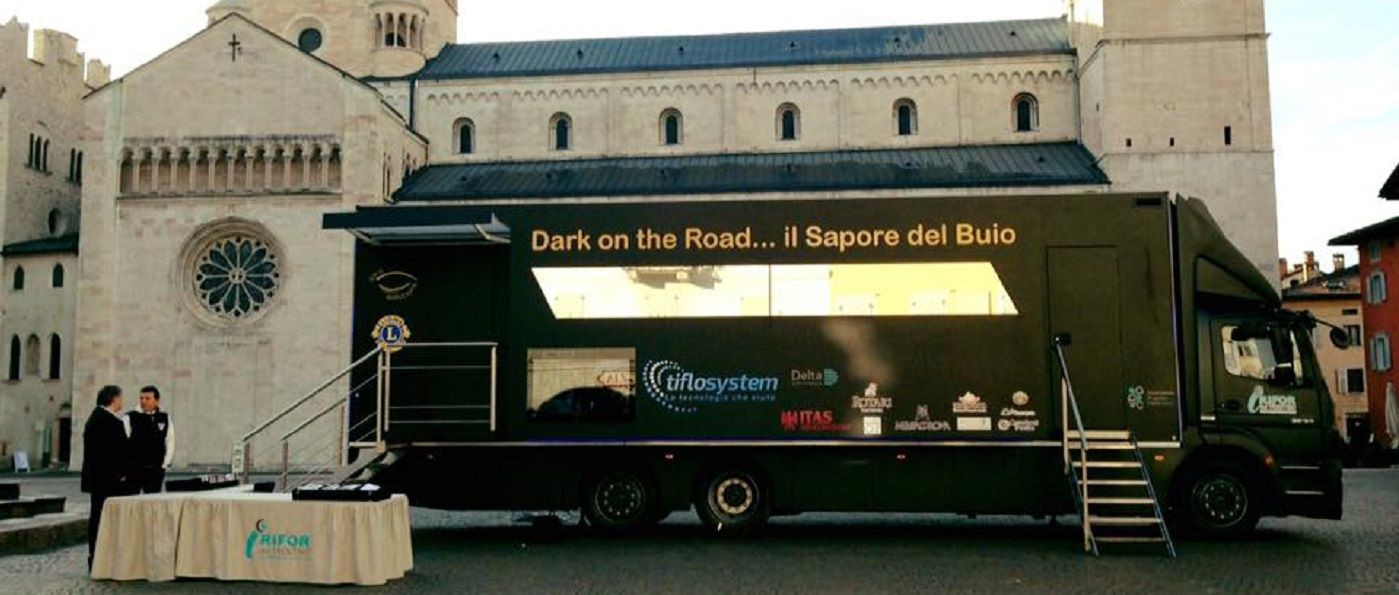 Dark on the road, il bar itinerante al buio per sensibilizzare la gente verso la cecità